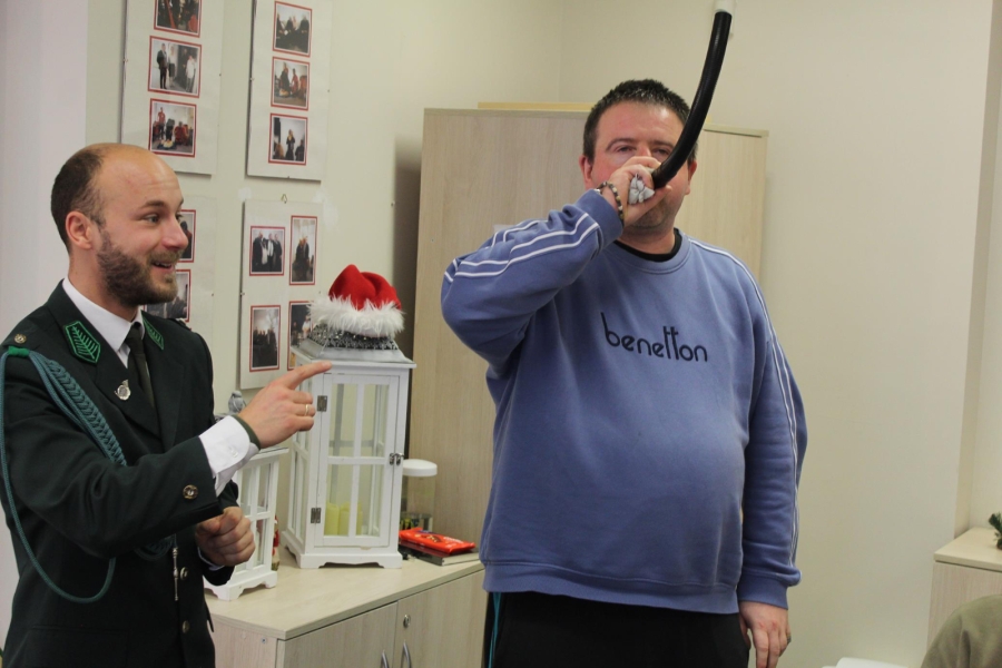 5.Myśliwy uczący korzystać uczestnika z instrumentu myśliwskiego w kształcie rurki