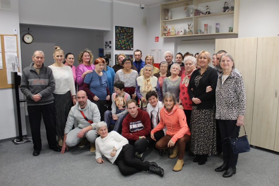 1.Grupa osób z Dziennego Domu Seniora+ oraz ŚDS w Gryfinie na korytarzu