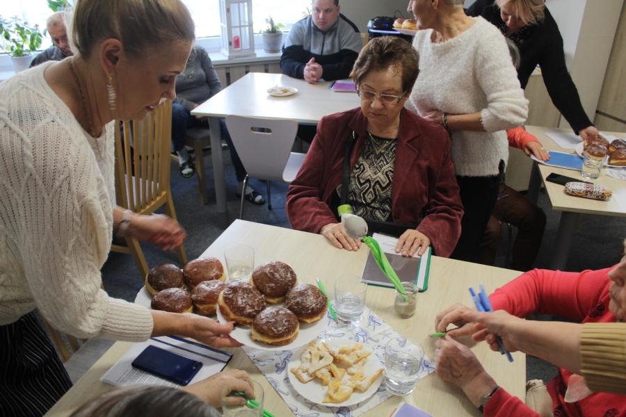 3.Kierownik ŚDS w Gryfinie podająca talerz z pączkami Panią z Dziennego Domu Seniora+