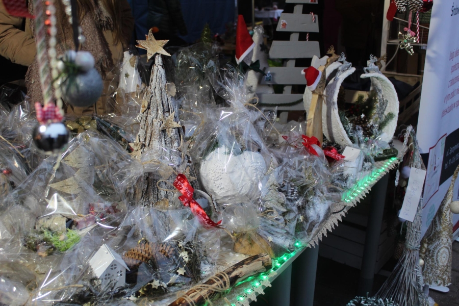 4.Bombki, choinki oraz ozdoby świąteczne wyeksponowane na stole