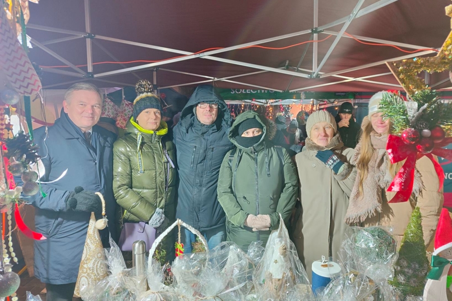 5.Zastępca Burmistrza Miasta i Gminy Gryfino wraz z kadrą oraz uczestnikami ŚDS w Gryfinie na tle ozdób świątecznych