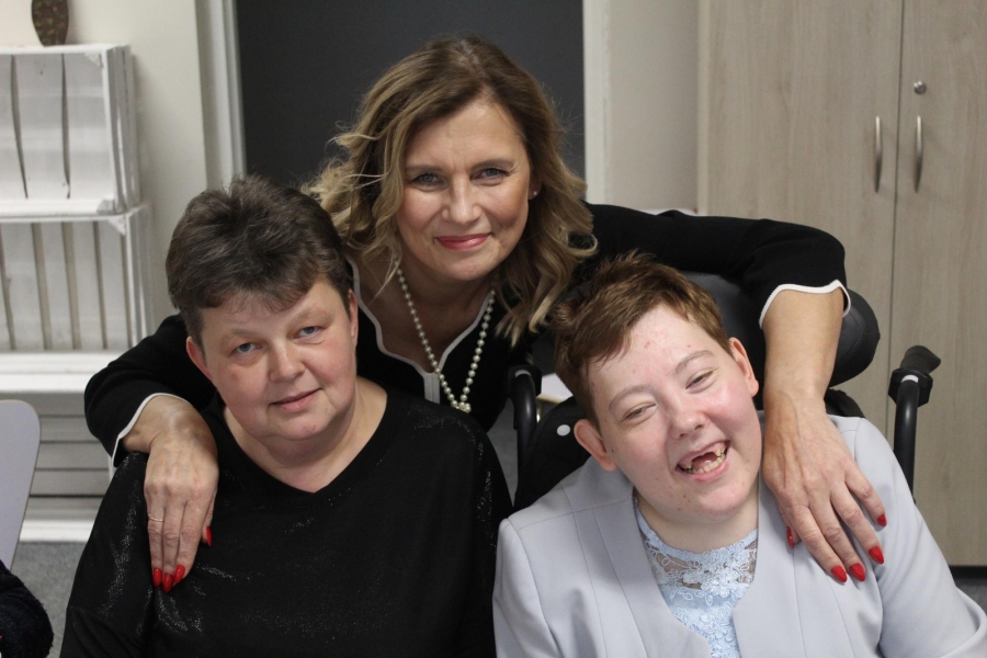 2.Kierownik ŚDS w Gryfinie trzymająca za ramiona uczestniczkę oraz jej mamę