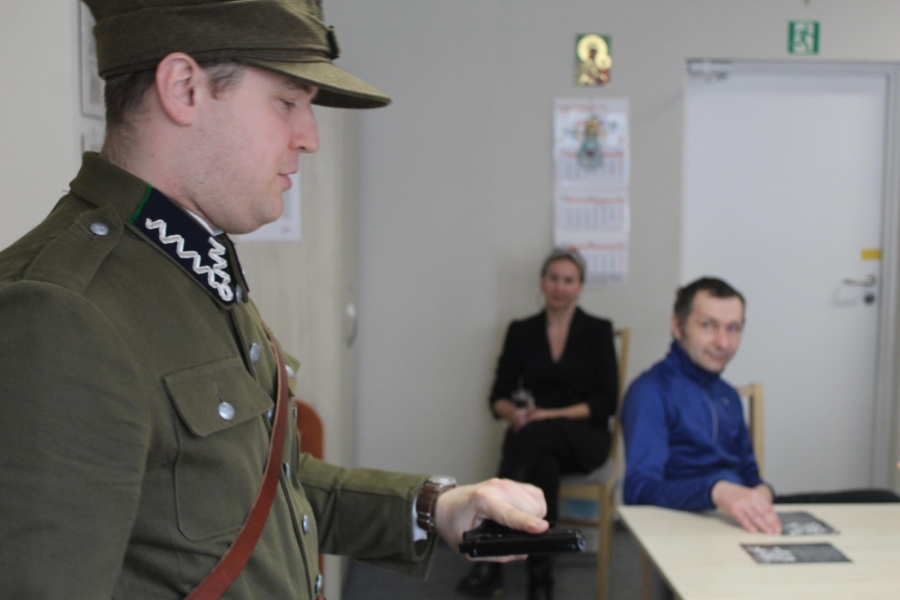 4.Pan Maciej w mundurze wojskowym prezentujący replikę broni z II wojny światowej