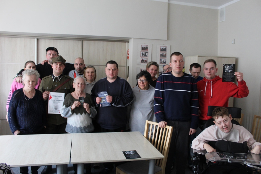 5.Uczestnicy, kadra oraz Pan Maciej w mundurze pozują do zdjęcia grupowego