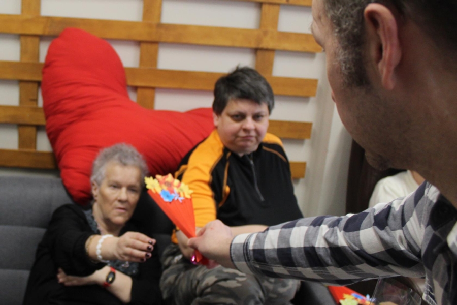 4.Uczestnik wręczający ręcznie wykonany bukiet z papieru uczestniczce