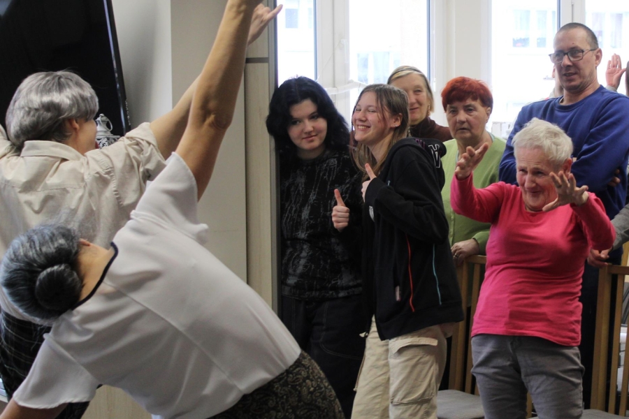 3.Aktorzy oraz widownia wykonujące śmieszne pozy