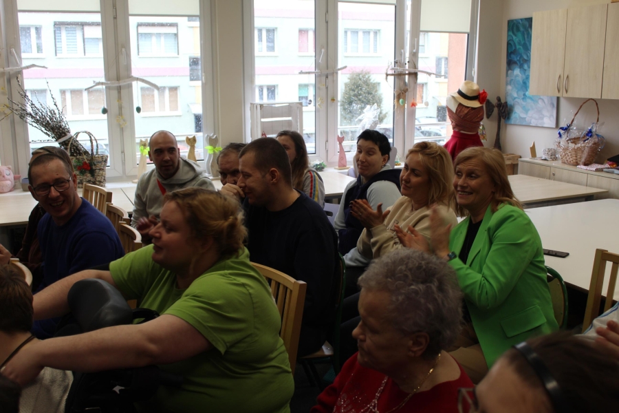 4.Klaszcząca, roześmiana widownia 