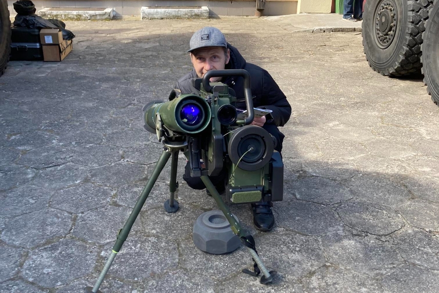 1. Uczestnik kucający za wyrzutnią rakiet