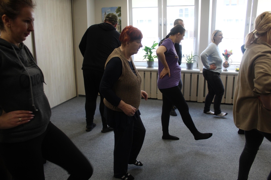 4.Uczestnicy robiący krok naprzód