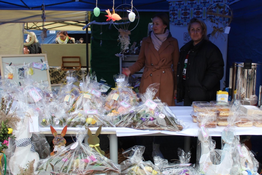 1.Pedagog oraz Terapeuta na tle stoiska ŚDS w Gryfinie z rękodziełem 