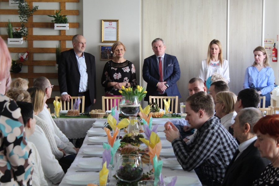 1.Zaproszeni goście podczas przemowy Pana Mieczysława Sawaryna Burmistrza Miasta i Gminy Gryfino na tle stołu wielkan