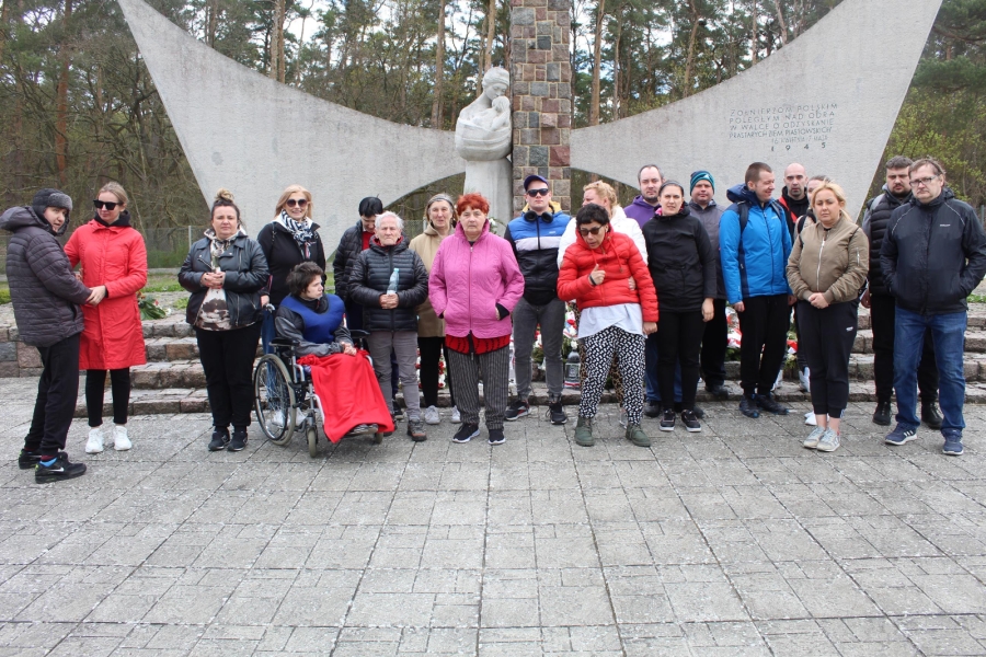 5.Uczestnicy oraz kadra stojący przed posągiem na cmentarzu w Siekierkach