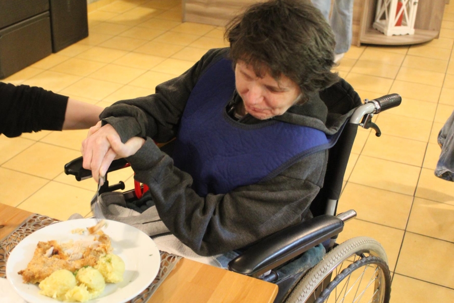 3.Uczestniczka siedząca na wózku jedząca obiad