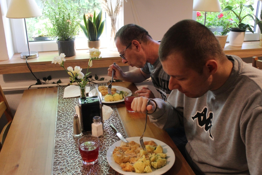 5.Uczestnicy jedzący obiad w restauracji