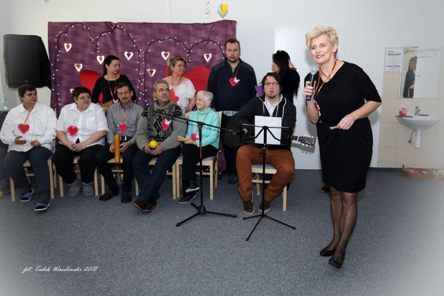 Kierownik ŚDS wraz z grupą uczestników przy wykonaniu piosenki