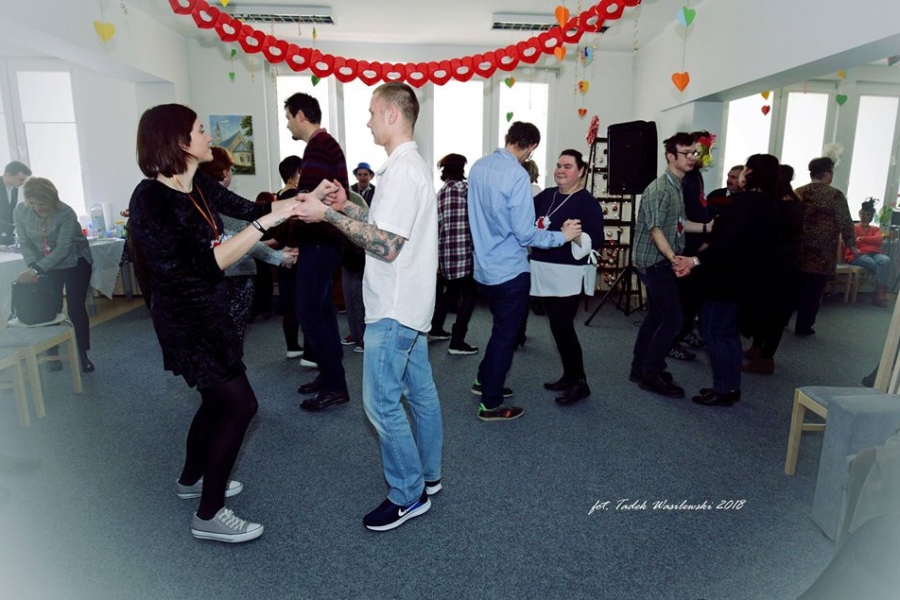 Uczestnicy wraz z terapeutami podczas wspólnego tańca