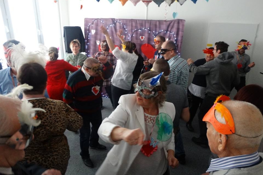 Uczestnicy wraz z gośćmi podczas balu karnawałowego