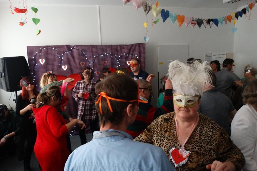  Uczestnicy wraz z gośćmi podczas tańca na balu karnawałowym