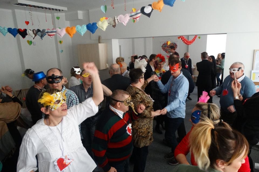 Uczestnicy podczas wspólnego tańca na balu karnawałowym