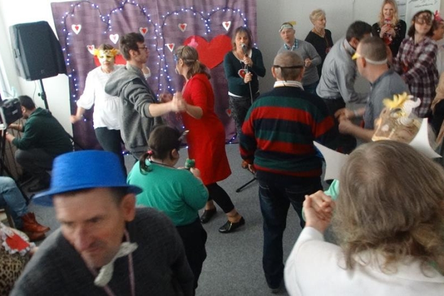 Taniec przy występie grupy muzycznej