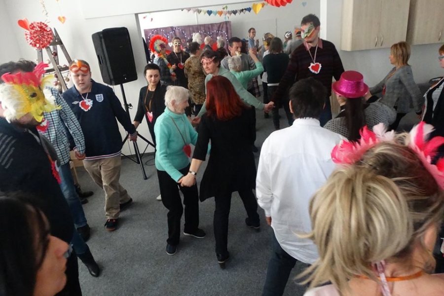 Uczestnicy podczas wspólnego tańca na balu karnawałowym