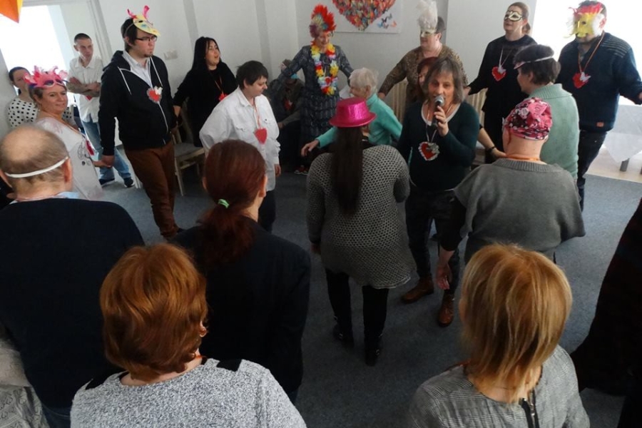 Zabawa w kole podczas balu karnawałowego