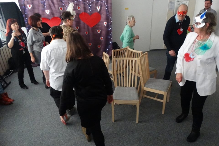 Zabawa w krzesełko podczas balu karnawałowego