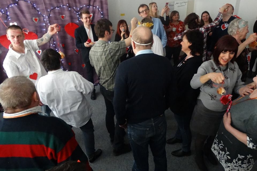 Uczestnicy podczas wspólnej zabawy z pączkiem na sznurku