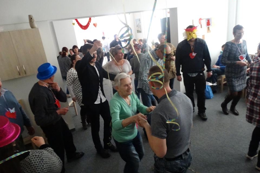 Uczestniczki wraz z gośćmi podczas zabawy