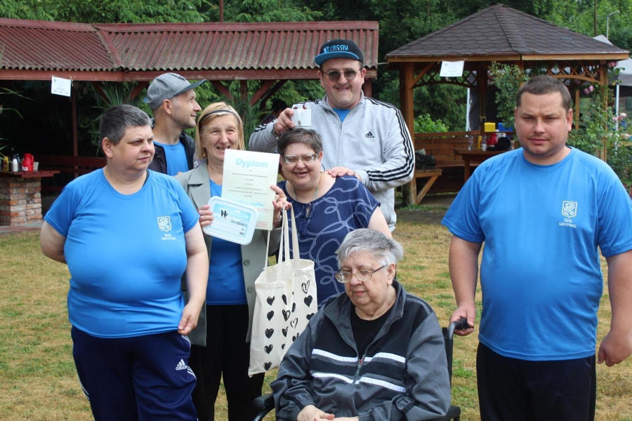 1.Grupa uczestników prezentująca dyplom oraz nagrody