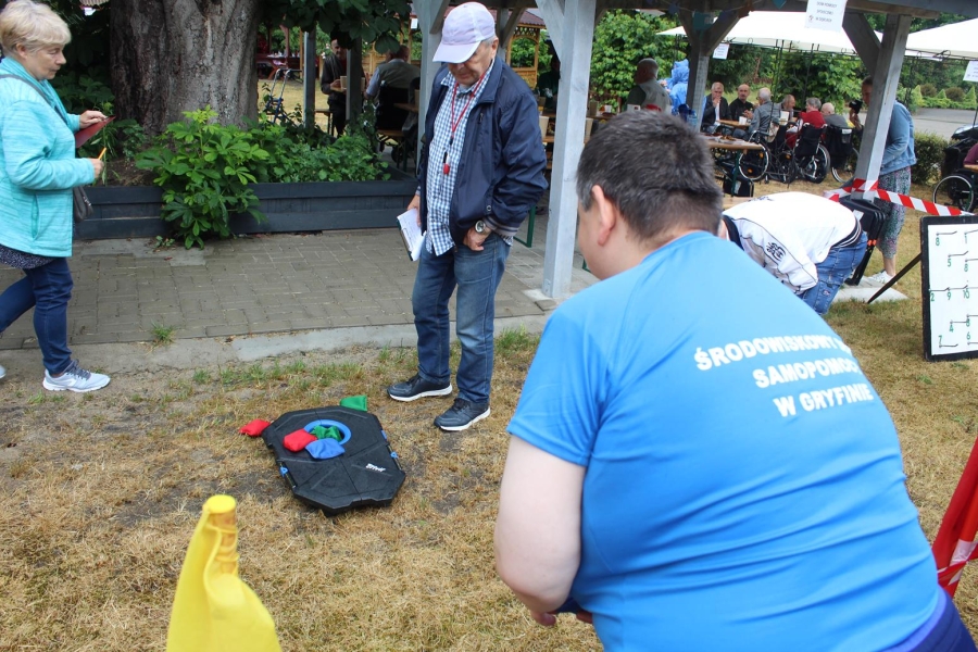 4.Uczestniczka rzucająca woreczkiem do celu