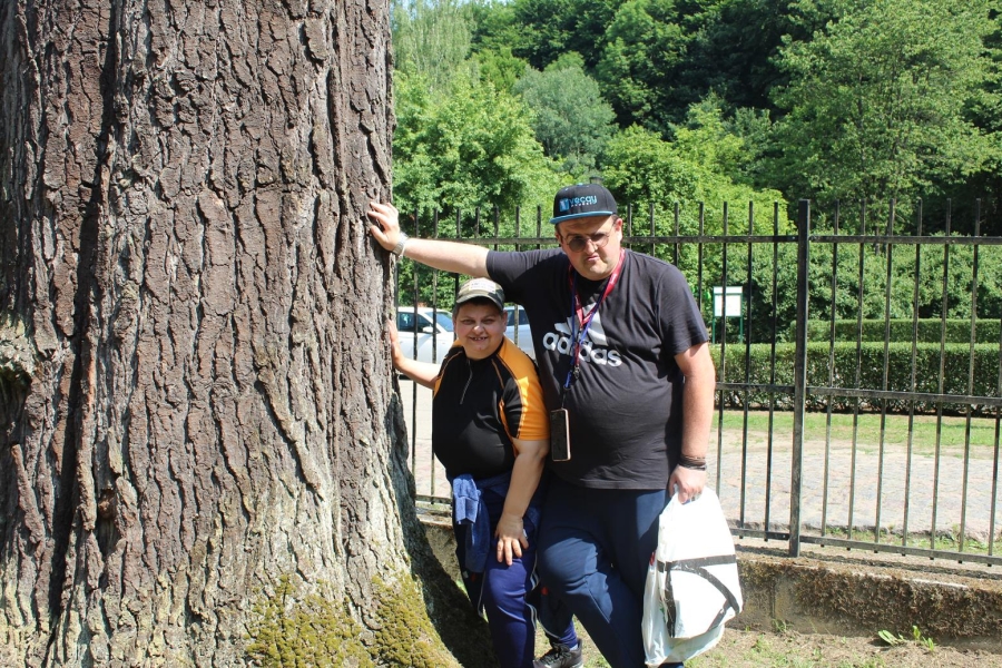 2.Uczestnik oraz uczestniczka opierający się o drzewo