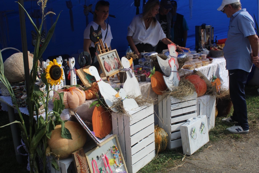 4.Pracownicy ŚDS w Gryfinie stojący za wystawionym na stoisku rękodziełem