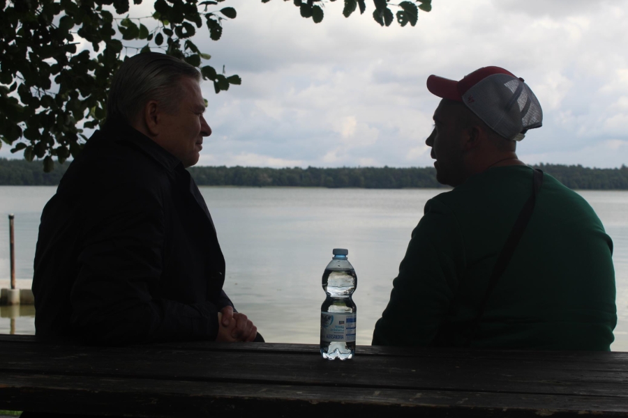 4.Z-ca Burmistrza Miasta i Gminy Gryfino oraz uczestnik na tle jeziora Morzycko