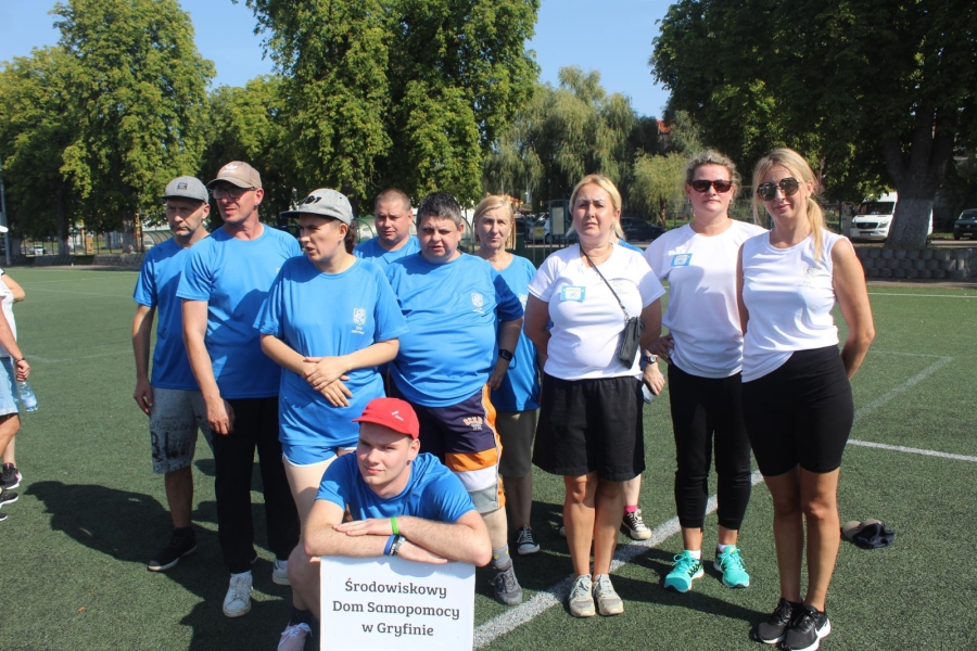 16.Drużyna Środowiskowego Domu Samopomocy w Gryfinie w niebieskich koszulkach na boisku