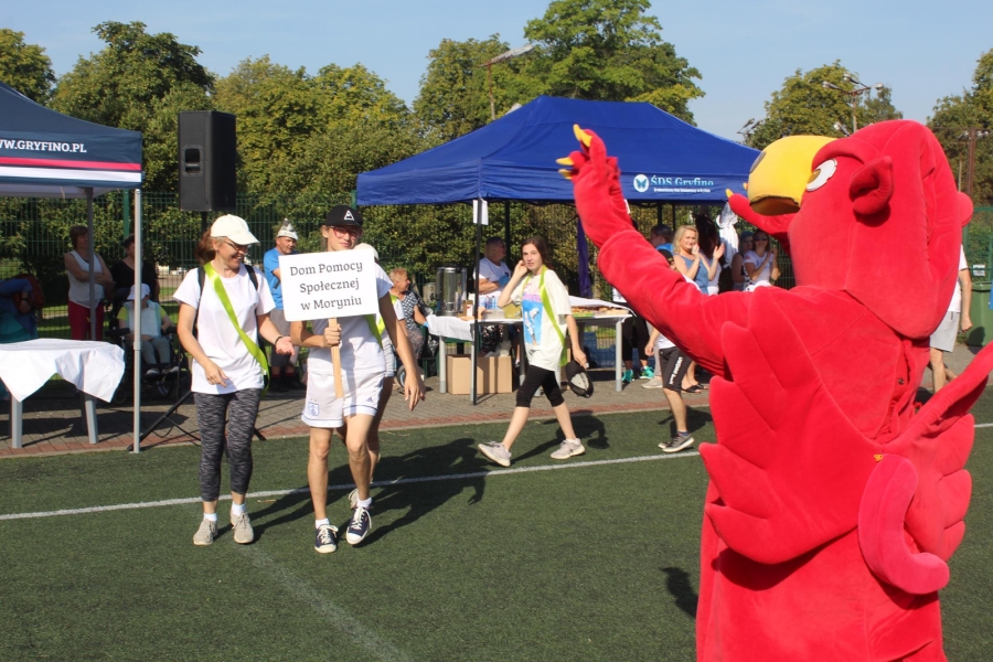 20.Czerwona maskotka „Gryfuś” prowadząca drużyny na stanowiska