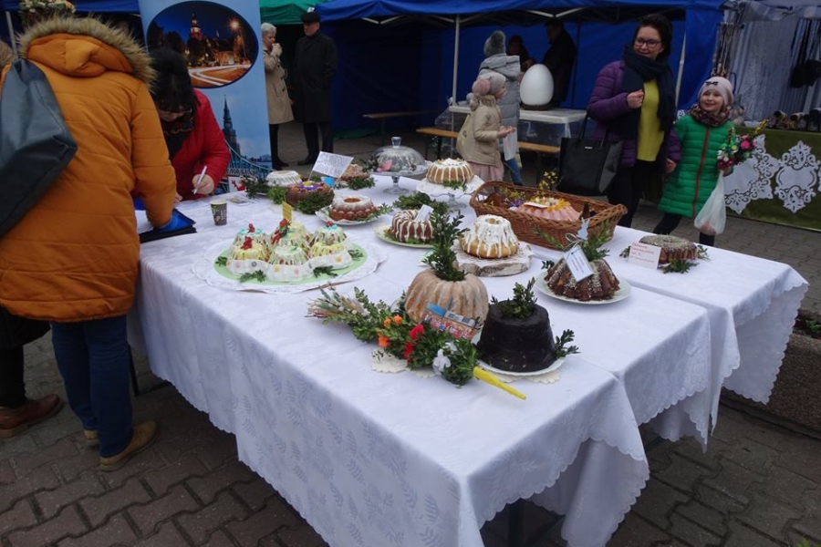 Stół zastawiony babkami wielkanocnymi