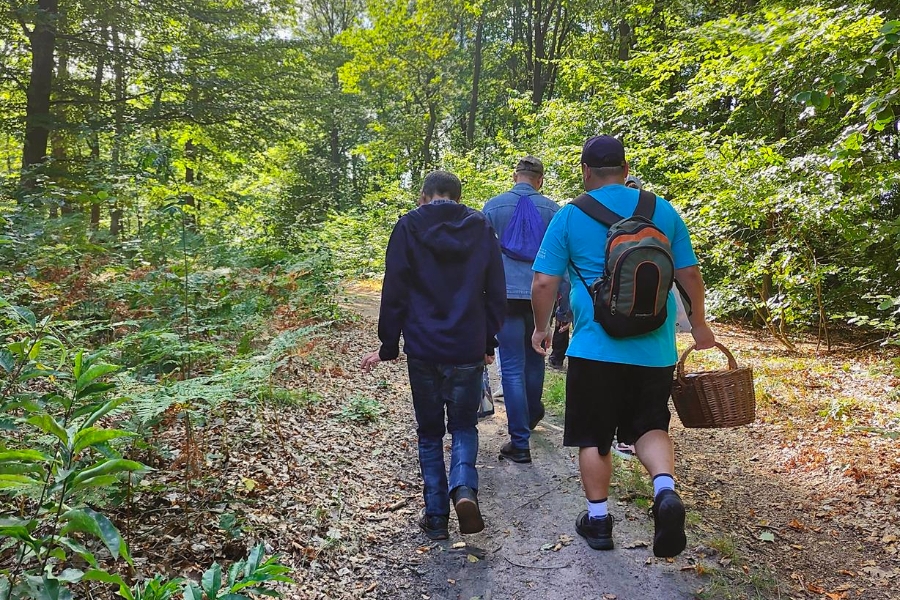 3.Uczestnicy idący leśną ścierzką