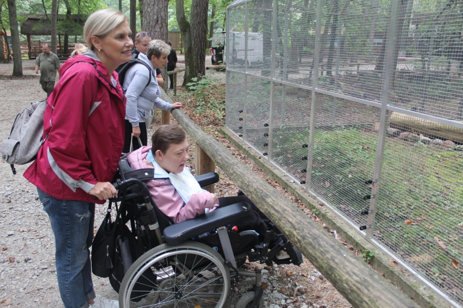 2.Pani Kierownik wraz z uczestniczką oglądający zwierzęta w Zagrodzie Żubrów