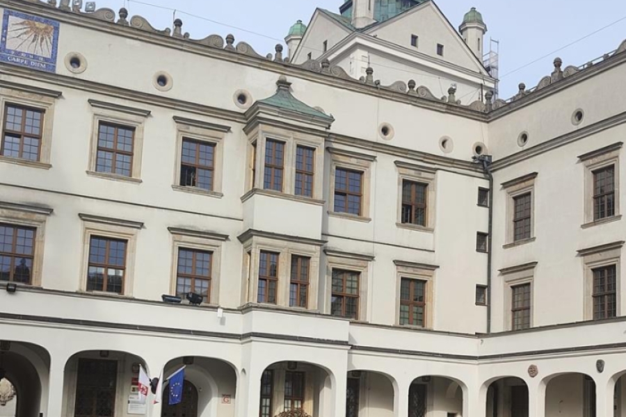 1.Uczestnicy, Pani psycholog oraz przewodnik stoją na tle Zamku Książąt Pomorskich w Szczecinie