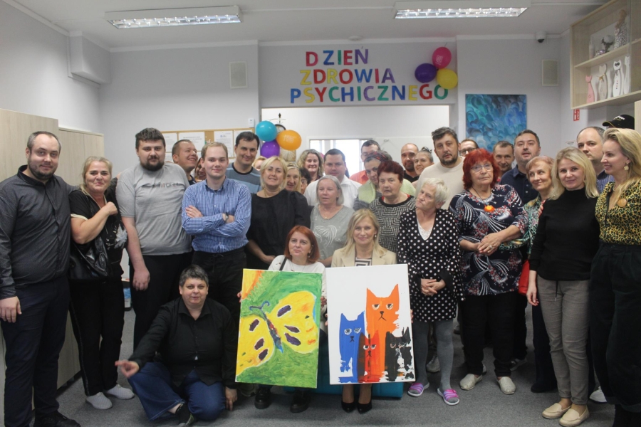 1.Uczestnicy, kadra oraz członkowie stowarzyszenia „Więź” pozujący do zdjęcia grupowego na tle napisu 