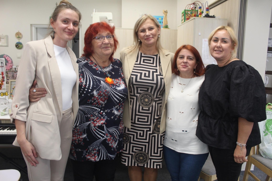 10.Pani Kierownik wraz z Panią Prezes oraz Panią Skarbnik stowarzyszenia „Więź” oraz terapeutą i fizjo