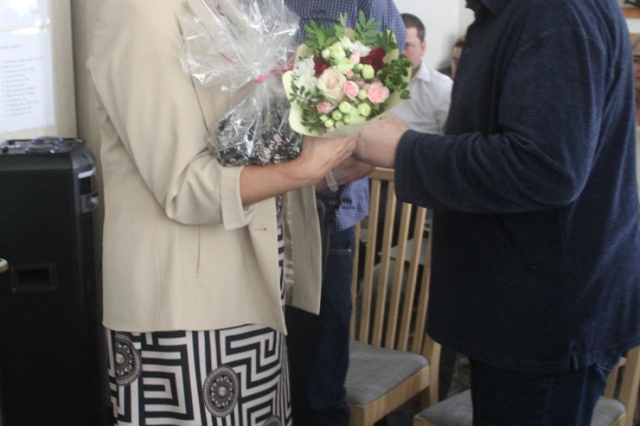 3.Członek stowarzyszenia „Więź” wręczający kwiaty Pani Kierownik ŚDS w Gryfinie