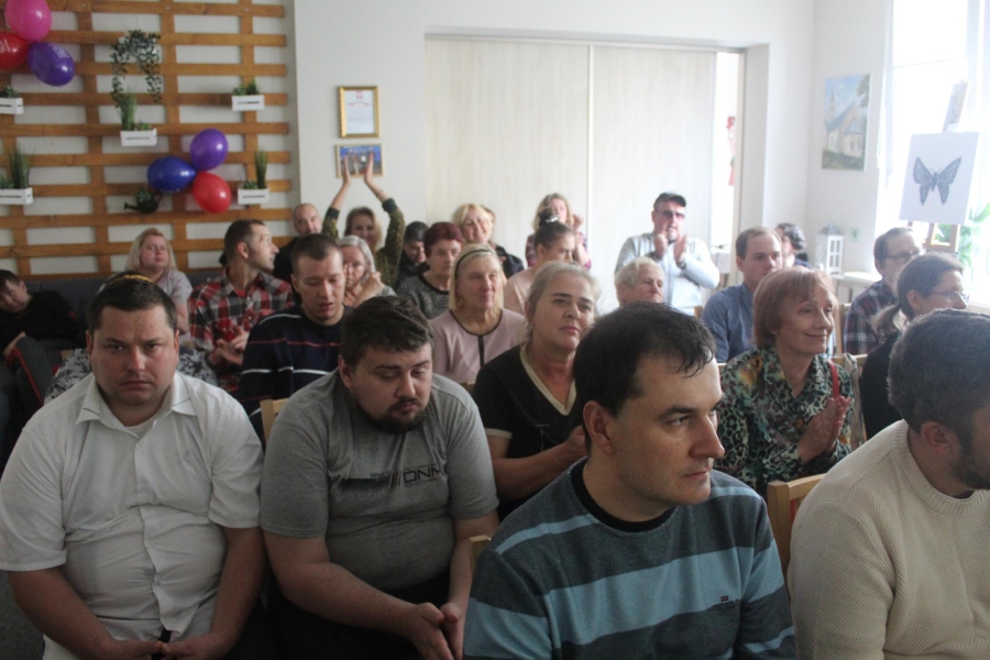 4.Uczestnicy oraz członkowie stowarzyszenia „Więź” siedzący na krzesłach jako widownia