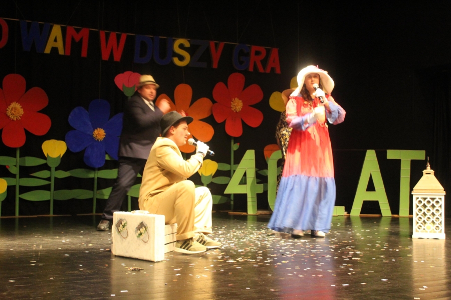 3.Uczestnicy występujący na scenie z mikrofonami