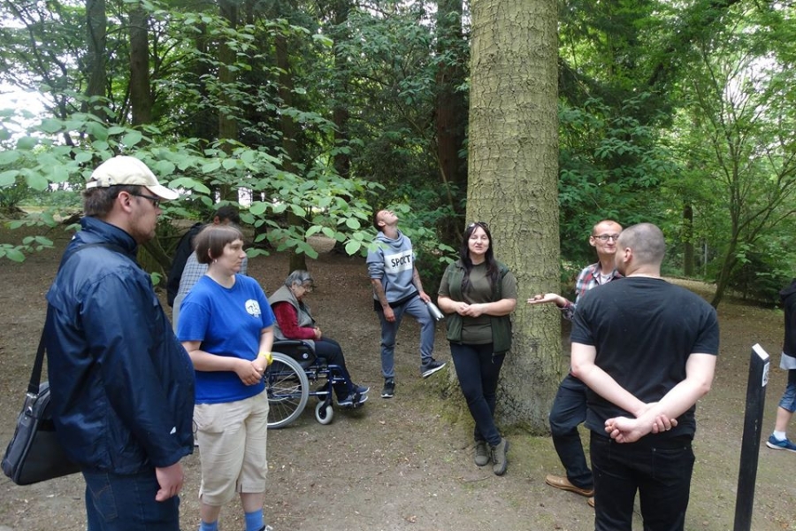 Uczestnicy słuchający opowieści o drzewie