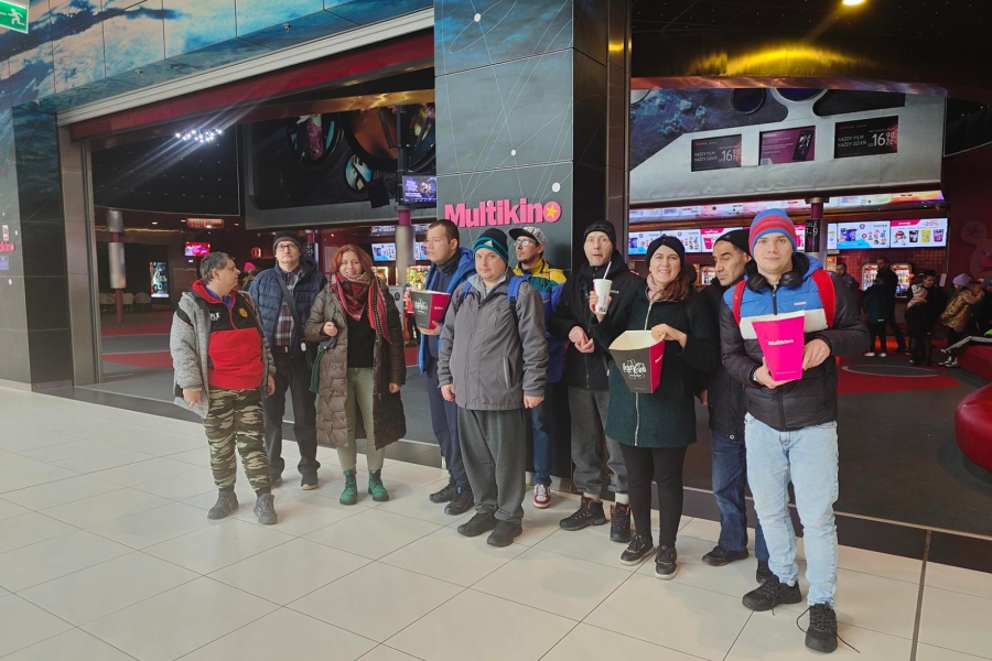 3.Uczestnicy trzymają popcorn przed wejściem do Multikina