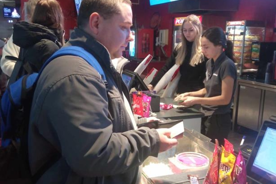 4.Uczestnik kupujący popcorn przy kasie