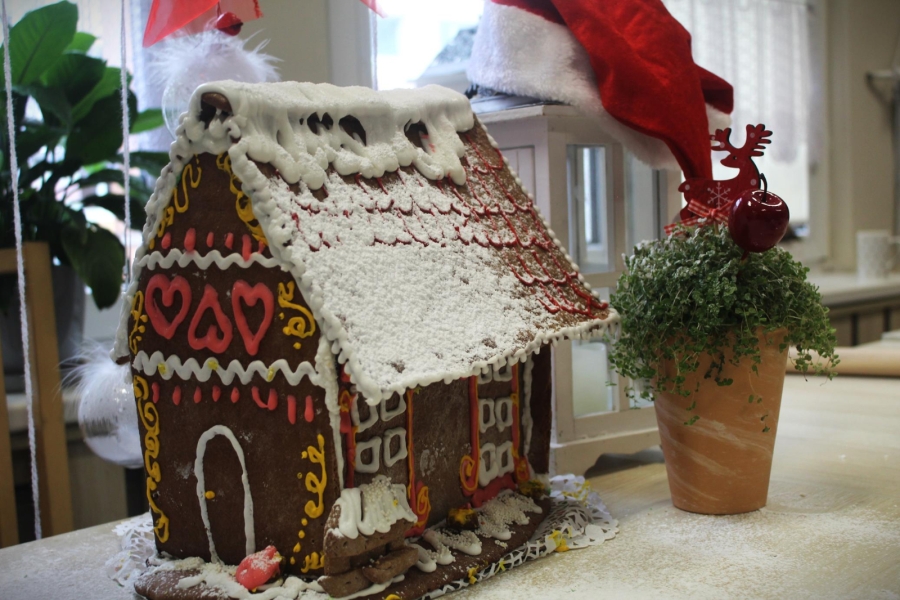 9.Domek z piernika z ozdobami w kształcie serc 