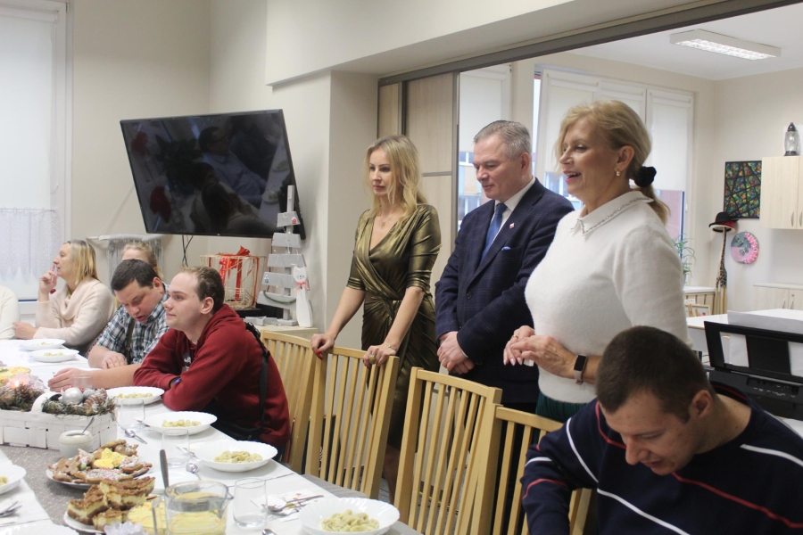 1.Kierownik ŚDS w Gryfinie, Z-ca Burmistrza Miasta i Gminy Gryfino, oraz Pani Pedagog wygłaszający świąteczne przemówienie. 